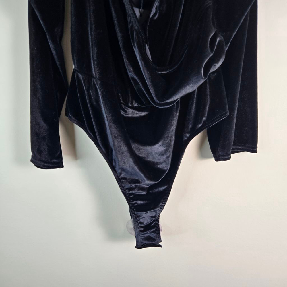 Women's PRETTYLITTLETHING Plus Black Velvet Bardot Wrap Bodysuit 18 - Picture 8 of 14